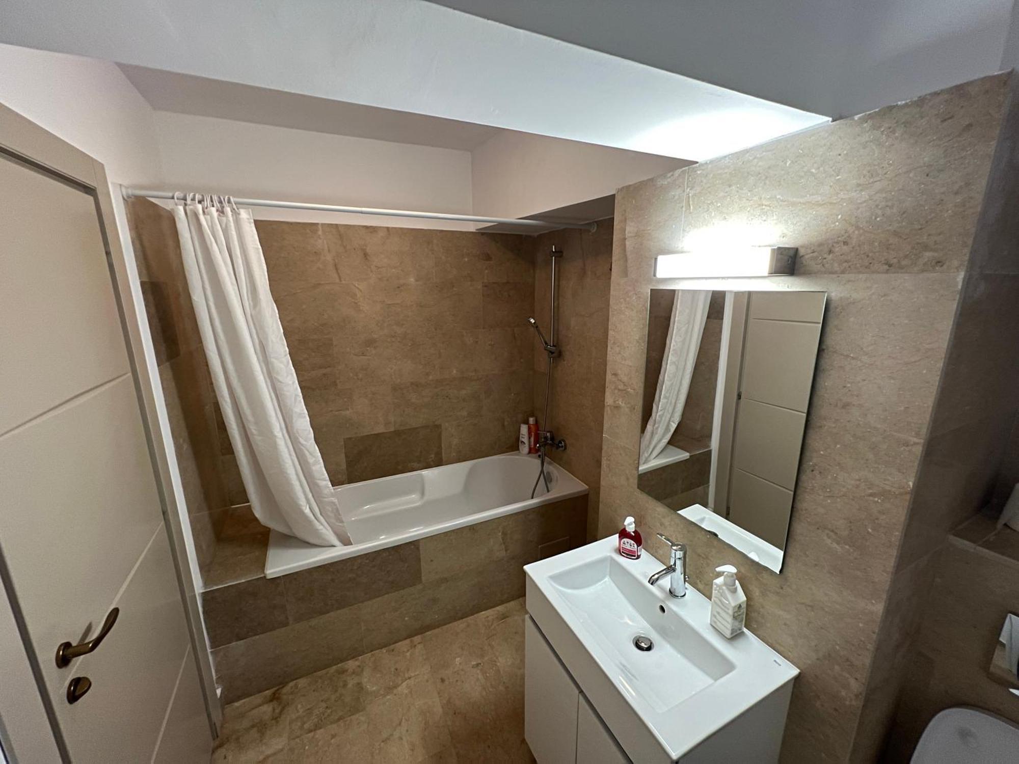 Airport Flyhub Chic Apartment Iasi Eksteriør bilde
