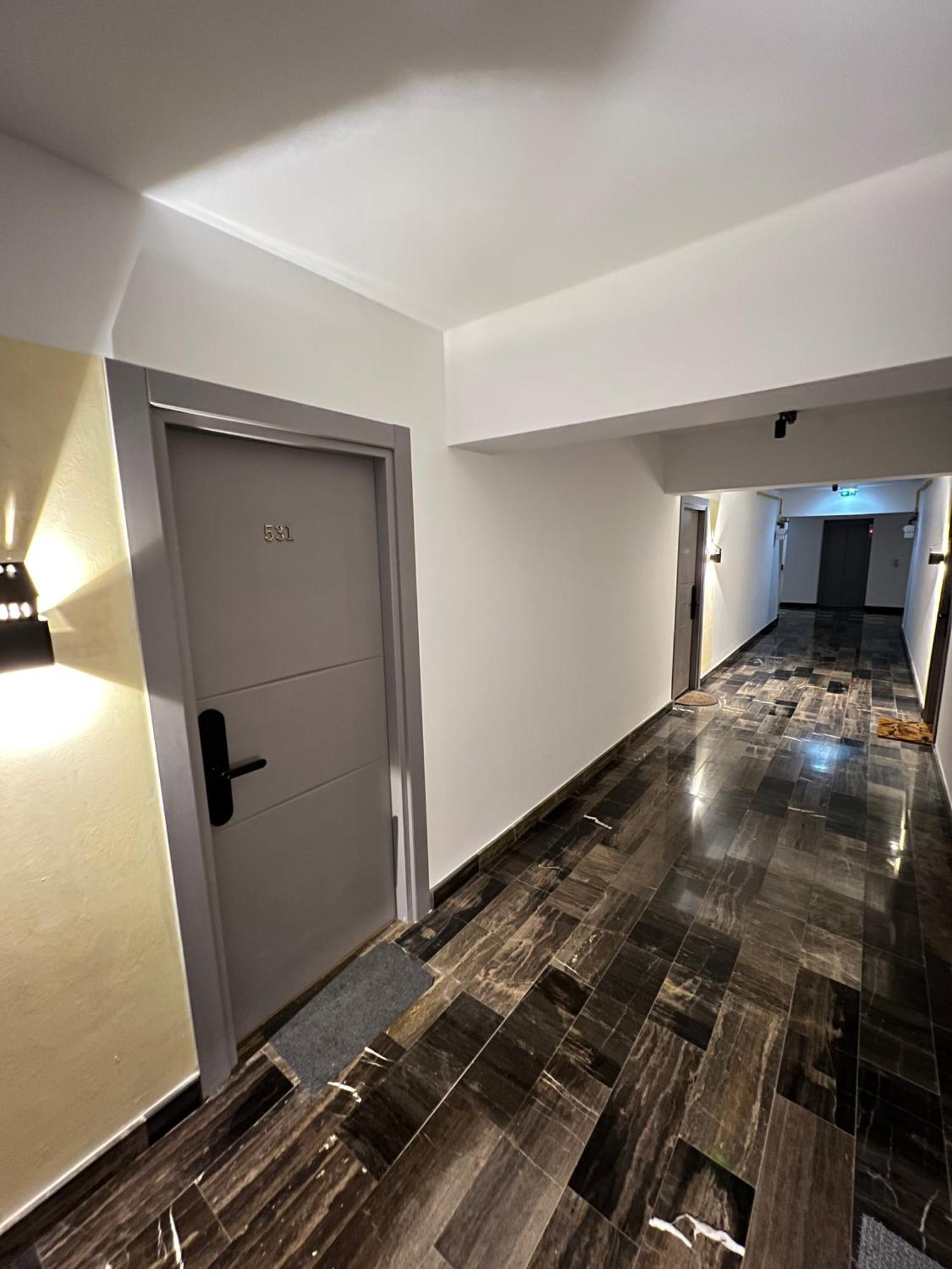 Airport Flyhub Chic Apartment Iasi Eksteriør bilde